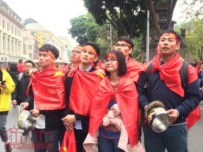 Cổ động viên 'náo động' tại bờ hồ Hoàn Kiếm từ rất sớm để ủng hộ U23 Việt Nam ảnh 8